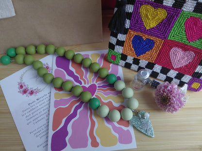 Collier Pop Love vert et sa pochette