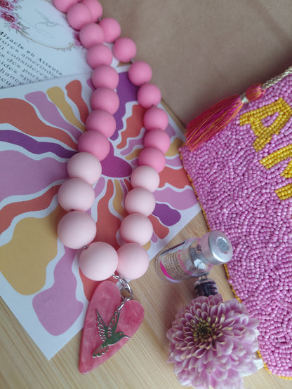 Collier Pop Love rose et sa pochette Amour