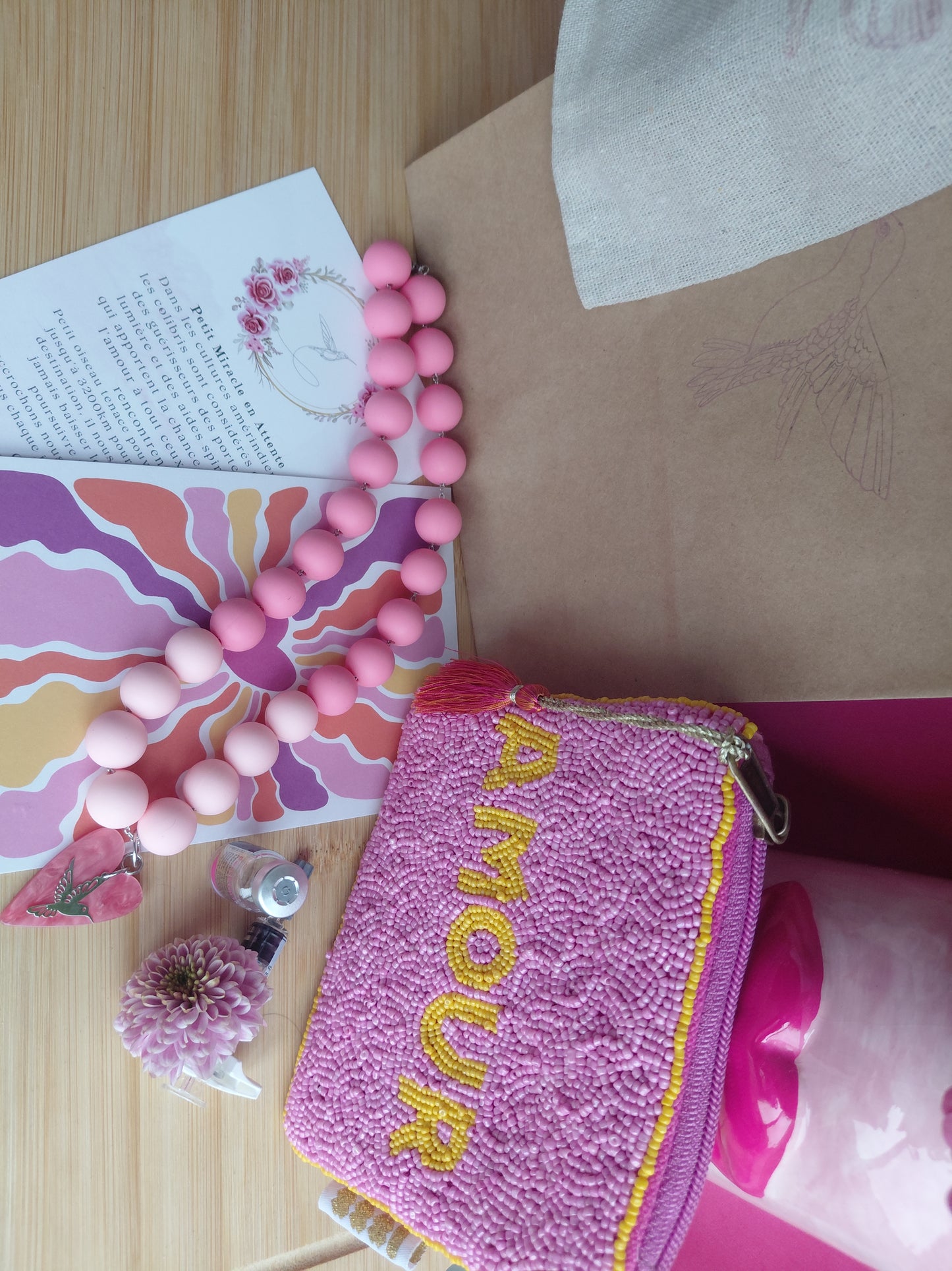 Collier Pop Love rose et sa pochette Amour