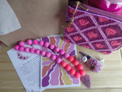 Collier Pop Love rose et sa pochette Amour