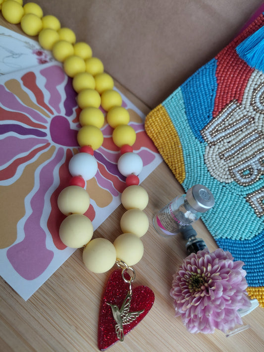 Collier Pop Love jaune et sa pochette Good Vibes