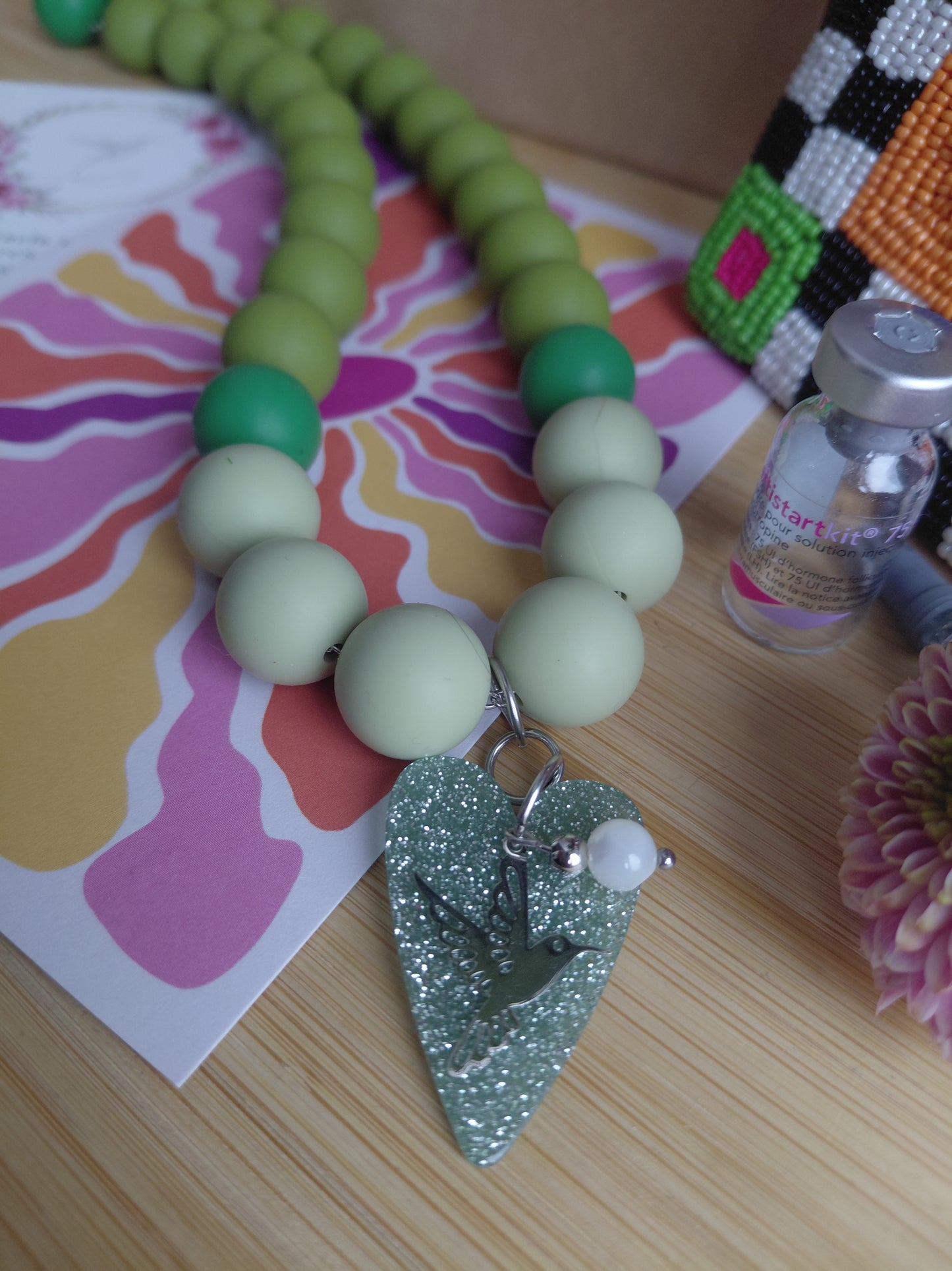 Collier Pop Love vert et sa pochette