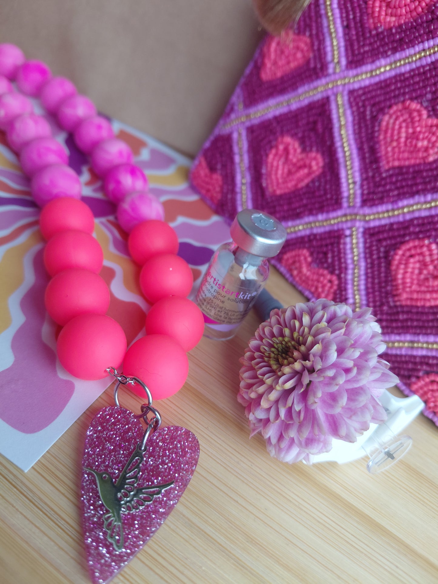 Collier Pop Love rose et sa pochette Amour